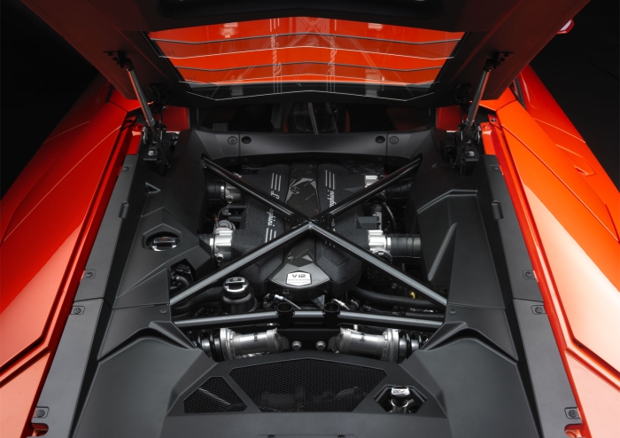 Lamborghini-Aventador-LP700-4-Engine