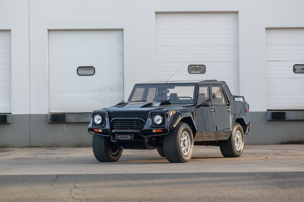 Lamborghini LM002 z 1993 roku sprzedane za 450 500 USD