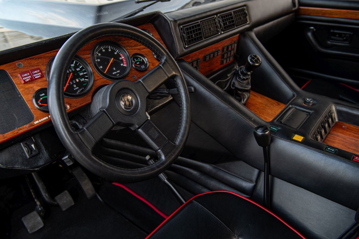 Lamborghini LM002 z 1993 roku sprzedane za 450 500 USD