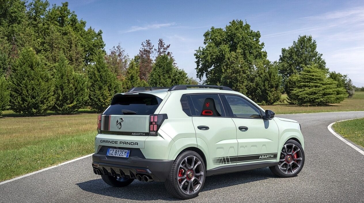 Abarth Grande Panda: "Prezentowana grafika ma charakter wyłącznie poglądowy i spekulacyjny. Została wygenerowana przy użyciu sztucznej inteligencji w oparciu o ogólnodostępne materiały prasowe producenta. Nie stanowi oficjalnego materiału Stellantis, Fiata ani Abartha i nie powinna być traktowana jako zapowiedź konkretnego modelu produkcyjnego."